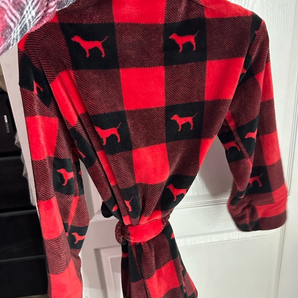 Robe - Picture 2 of 5